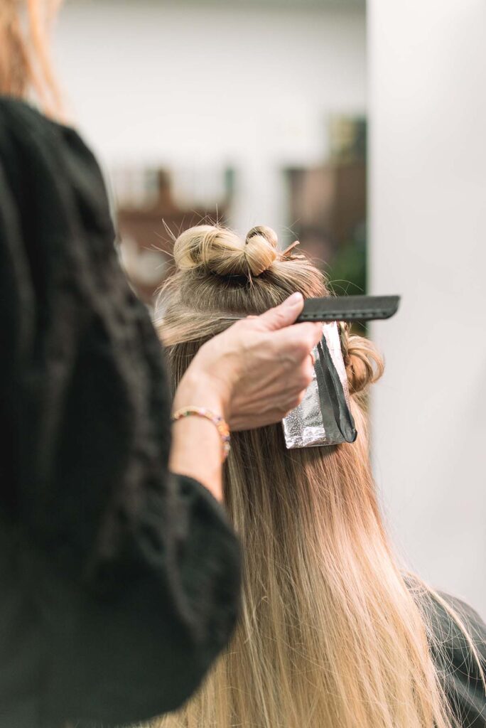 Het kleuren van blonde haren bij Haar van Daan