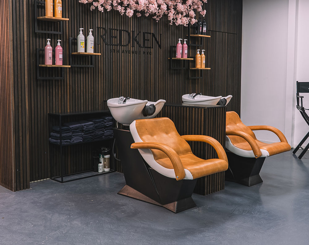 Kappersstoelen bij Haar van Daan. Neem contact op voor een afspraak