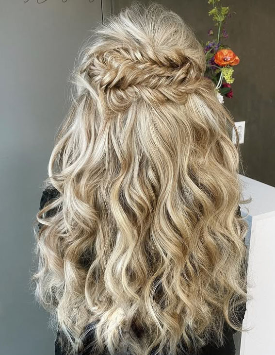 100% natuurlijke extensions voor extra volume of langer haar. Haal meer uit je kapsel met een perfecte, natuurlijke look. Maak vandaag nog een afspraak!
