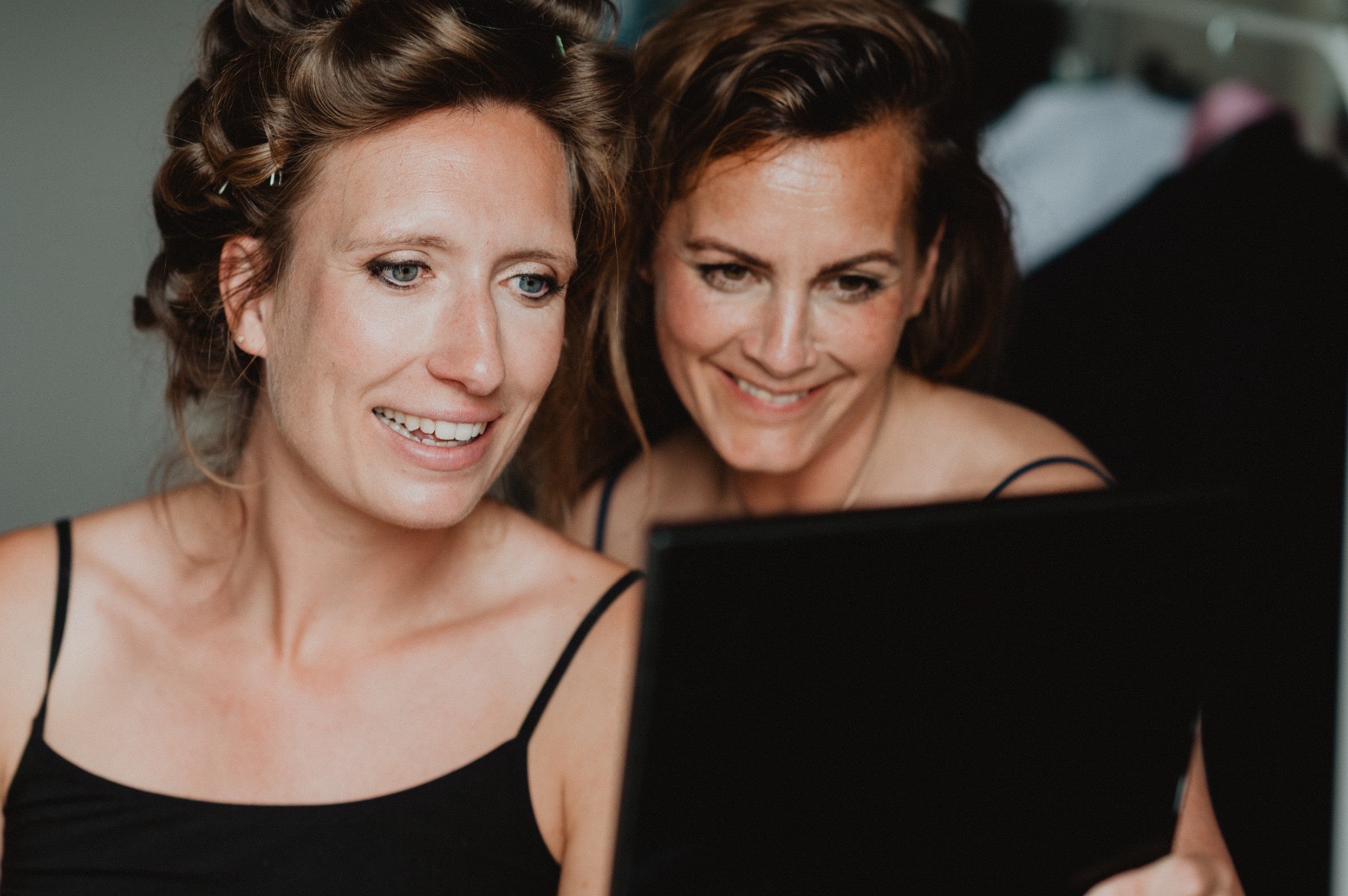 bruidslook: Alles is mogelijk, het is jouw dag! Samen kijken in de spiegel om te kijken welke kapsel het beste past.